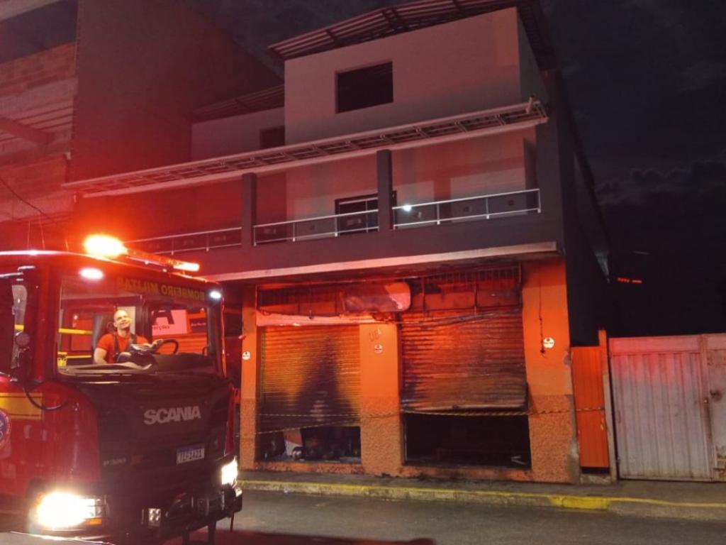 Bombeiros chegaram após as chamas terem sido controladas e fizeram trabalhos de praxe