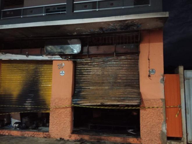 Loja foi interditada e a perícia da Polícia Civil é aguardada no local na manhã de quarta-feira