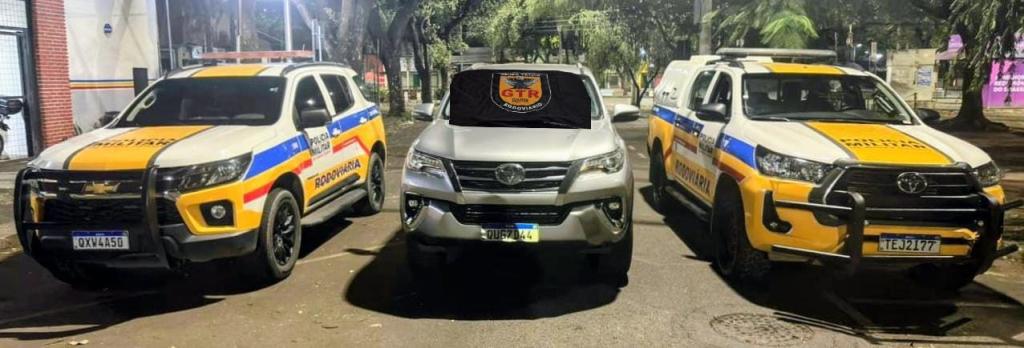 Feita a identificação veicular, foi constatado  que a Hilux, registrada na cidade de Luz (MG) tinha ocorrência de furto em Belo Horizonte