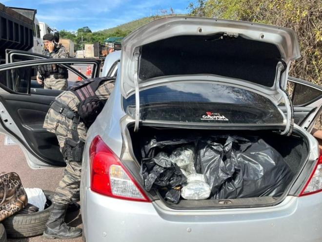 No interior do automóvel que a traficante usava foram encontrados 30 quilos de skunk, distribuídos em 30 pacotes