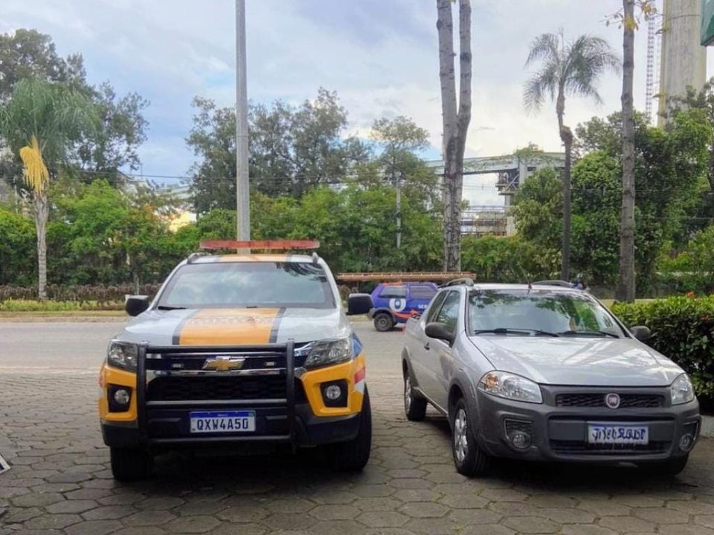 Ao procederem a verificação da identificação veicular, os policiais constataram sinais de adulteração nos elementos de identificação na Fiat Strada