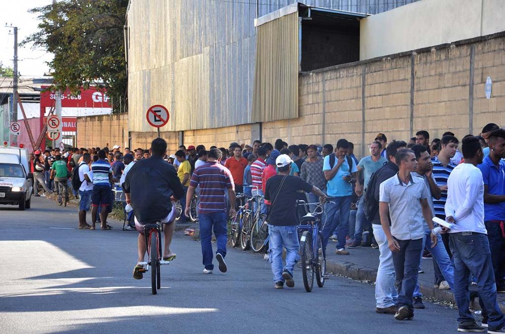 Trabalhadores em busca de emprego na Cipalam, bairro Iguaço