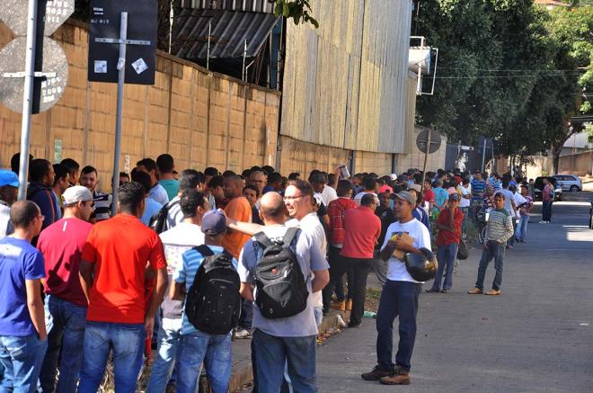 Com a escassez de vagas, trabalhadores se agarram às poucas oportunidades para emprego