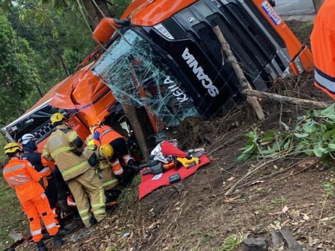 Vítima grávida foi socorrida por equipes no local do acidente, o caminhoneiro não resistiu aos ferimentos 