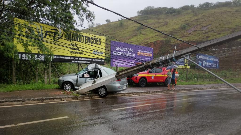 Com o impaco, o poste ficou tombado sobre a pista da avenida Tancredo Neves 