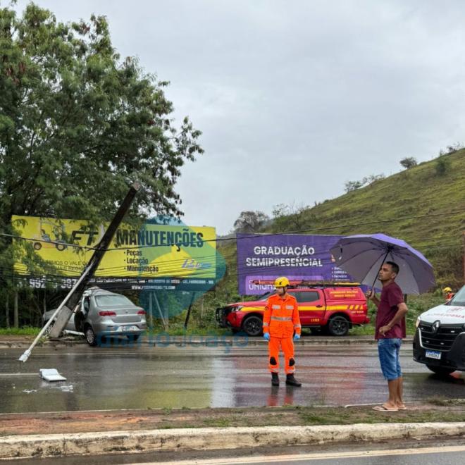Com o impacto da colisão, o poste se inclinou completamente em direção a pista de rolamento