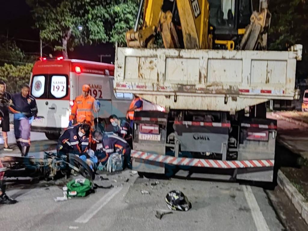 Acidente aconteceu na madrugada deste domingo 