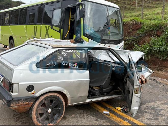 Acidente deixou o condutor do Gol ferido