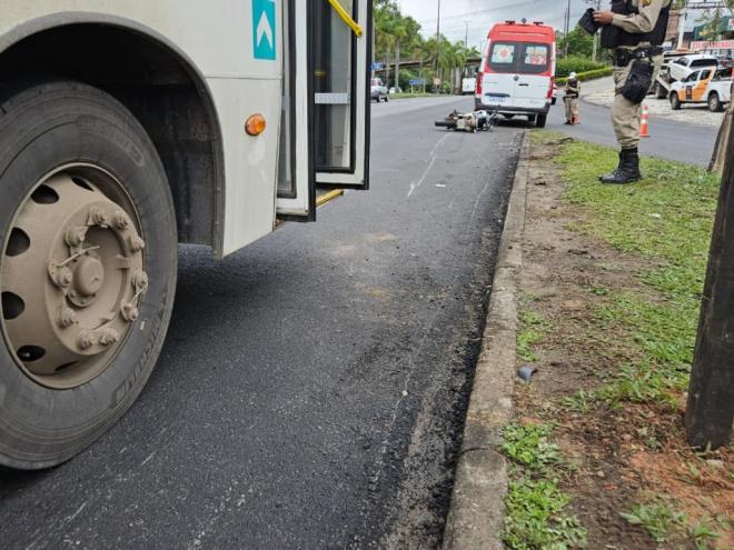 Motorista relatou que escutou barulho e, ao desembarcar, constatou que a motocicleta havia colidido na lateral direita do ônibus