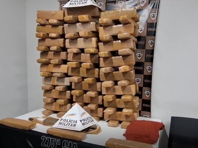 O total da droga apreendida em casa noturna em Coronel Fabriciano e em sítio em Ipabinha somou 101 barras do entorpecente 