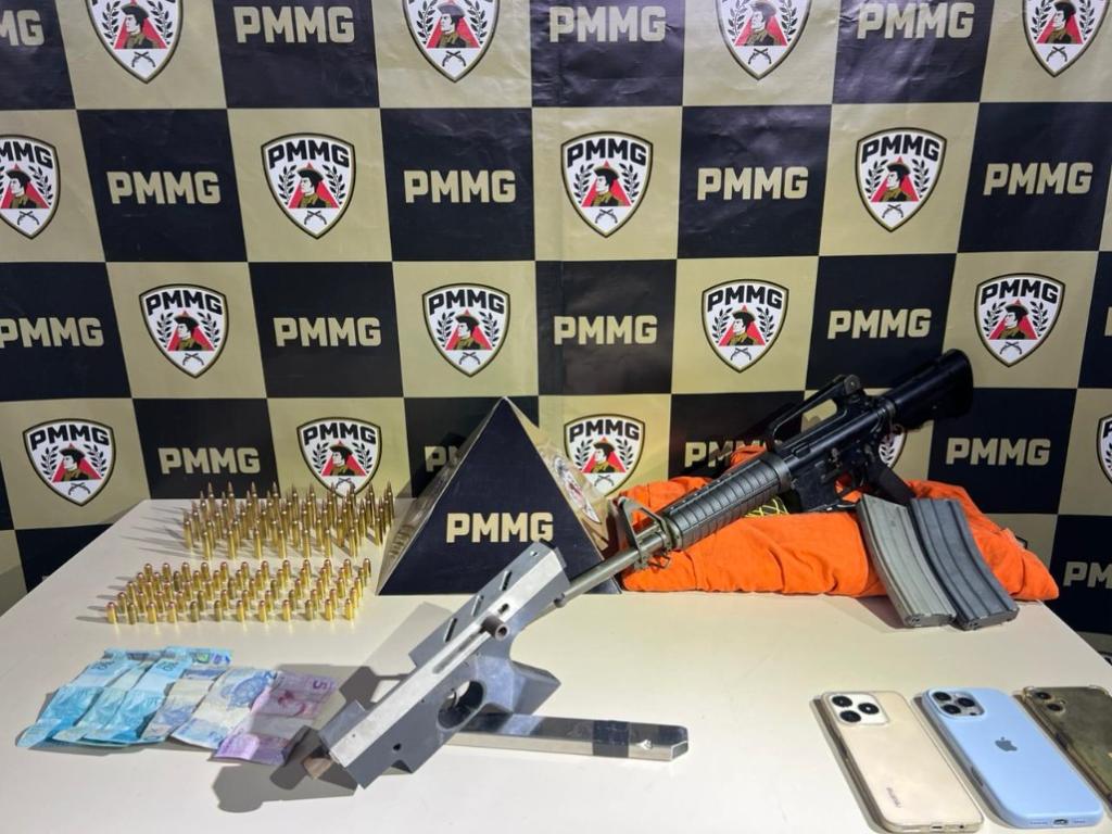 Armamento e munição recolhidos em Alvinópolis; dois homens foram presos na operação policial 