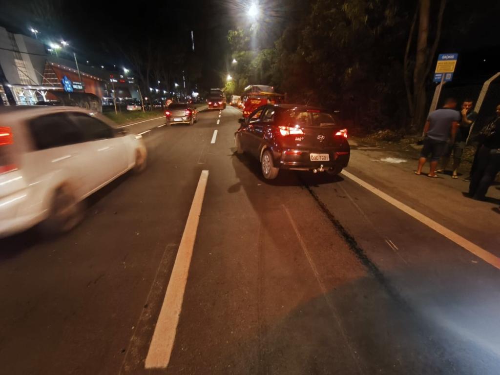Equipes do Samu e do Corpo de Bombeiros prestaram socorro às vítimas que estavam no carro 