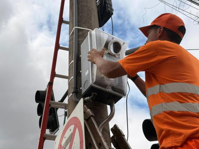 Equipamentos visam coibir infrações como o avanço de sinal vermelho e excesso de velocidade em trechos considerados críticos na cidade