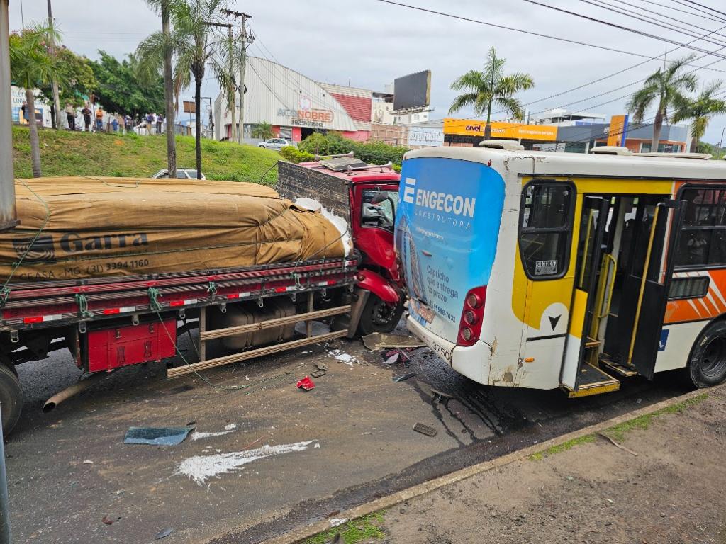 Motorista  do Ford estava na faixa da direita para convergir no sentido a Caratinga,  quando ônibus reduziu a velocidade 