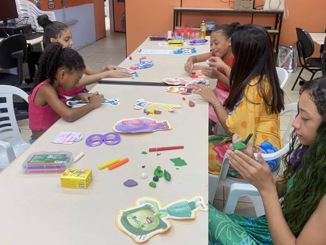 Iniciativa oferece oficinas lúdicas e gratuitas para crianças de 6 a 12 anos