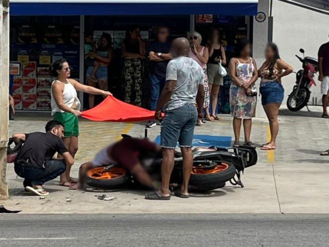 Pessoas que passavam pelo local procuraram prestar socorro à vítima, enquanto era aguarda a equipe do resgate 