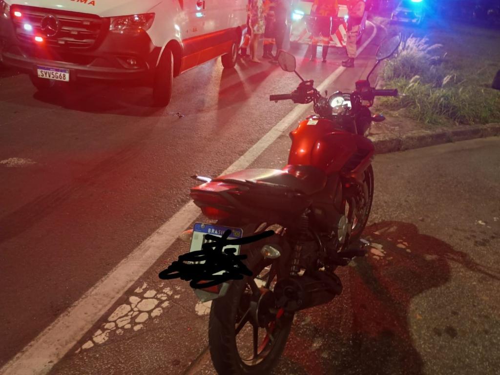 A versão da condutora da motocicleta é que ela trafegava normalmente pela via, quando o carro atingiu a traseira da Yamaha