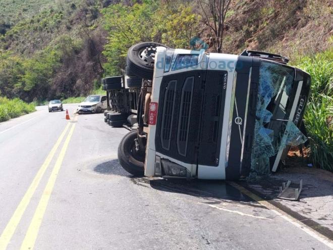 Motorista do Volvo teve ferimentos leves, já os ocupantes do carro atingido pelo caminhão, saíram ilesos 