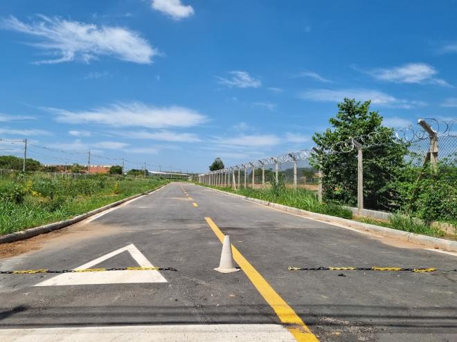 A via de acesso rápido da sessão contra incêndio no aeródromo