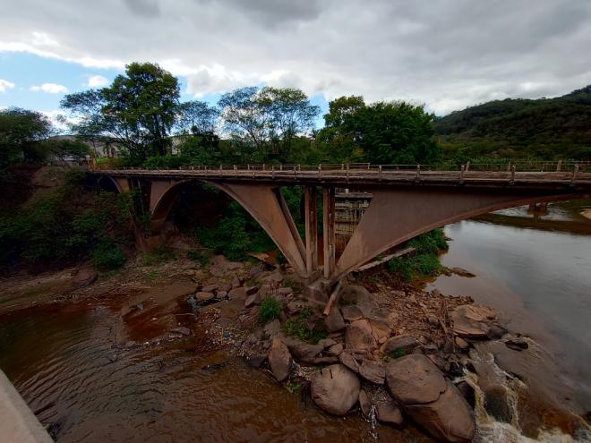 Com o novo acesso, o tráfego pesado deixará de circular pelo perímetro urbano, reduzindo poeira, ruído, vibrações e riscos aos moradores
