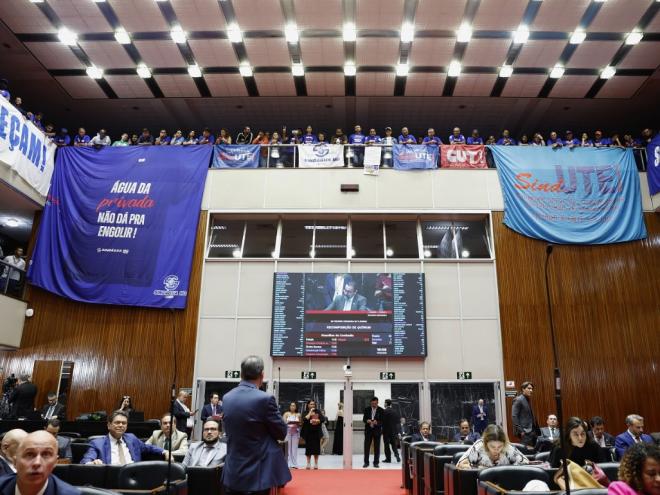 Durante todo esse tempo, milhares de servidores da Copasa acompanharam a movimentação das galerias do Plenário, do Espaço Democrático José Aparecida de Oliveira e dos arredores do Palácio da Inconfidência. Foto - Alexandre Netto 