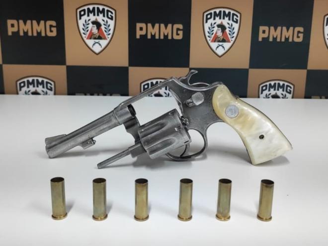 Com a dupla presa os policiais recolheram esse revólver usado no atentado a tiros e em outros delitos recentes na cidade 