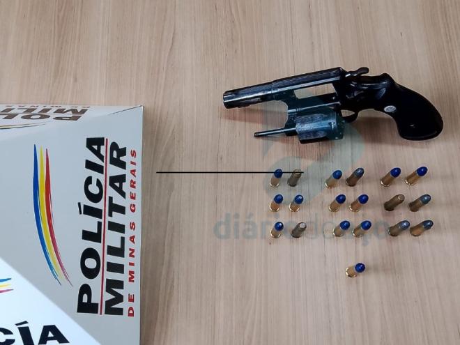 Os policiais militares encontraram uma arma na residência do homem