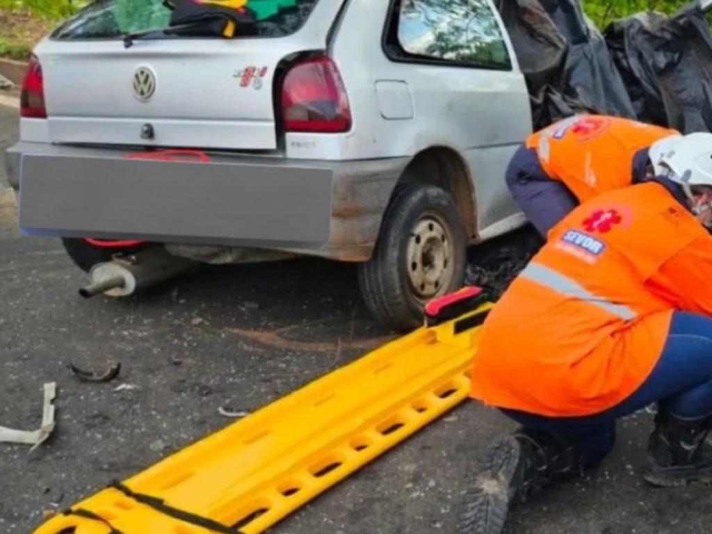 Seis pessoas estavam nesse VW Gol, que segundo testemunhas invadiu a contramão e atingiu o caminhão