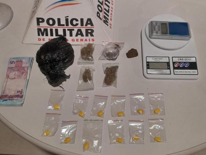Com o trio, foram recolhidos seis porções de maconha, 12 comprimidos de ecstasy, duas balanças eletrônicas e R$ 905 em dinheiro