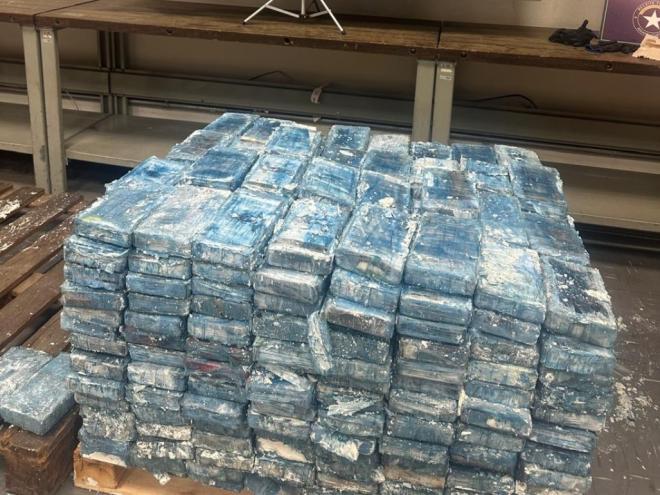 Carga embarcaria em voo para Lisboa,  Portugal,  com destino final em Madri,  Espanha 