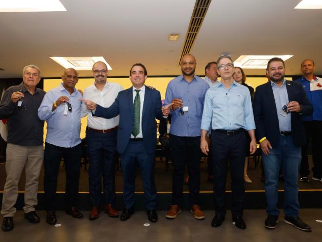Bruno Morato, prefeito de Santana do Paraíso, esteve presente na cerimônia de entrega
