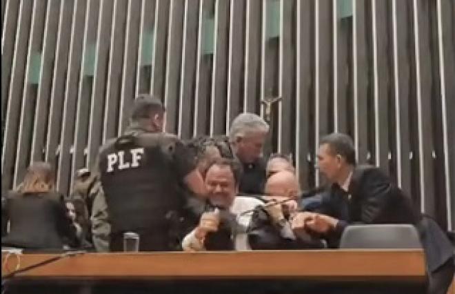 O deputado federal Glauber Braga (PSOL-RJ) ocupou a cadeira da presidência da Câmara dos Deputados, no plenário da Casa, na tarde desta terça-feira (9), e foi arrancado à força por agentes da Polícia Legislativa Federal.