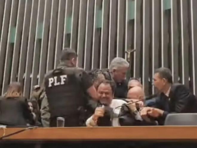 O deputado federal Glauber Braga (PSOL-RJ) ocupou a cadeira da presidência da Câmara dos Deputados, no plenário da Casa, na tarde de terca-feira (9), e foi arrancado à forca por agentes da Polícia Legislativa Federal
