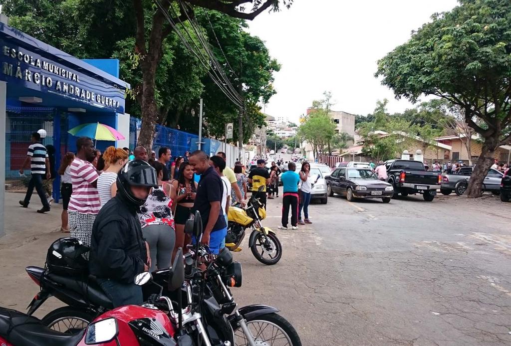 Escola Márcio Andrade Guerra, no Veneza, movimento intenso na manhã de domingo