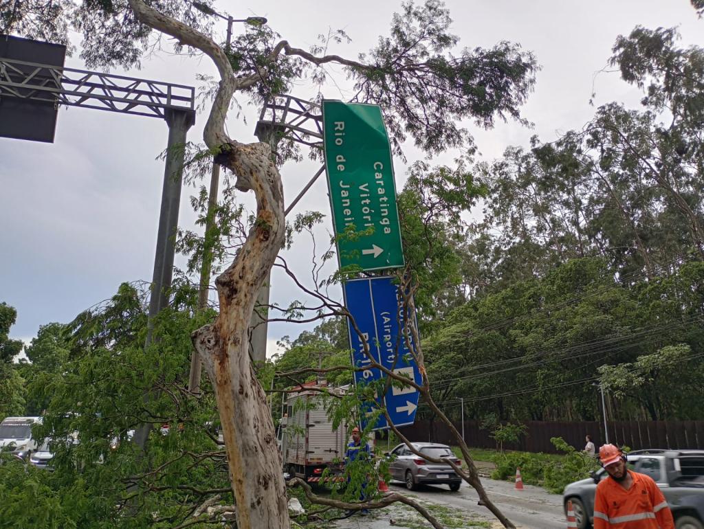 Sinalização na avenida Cláudio Moura não resistiu ao temporal 