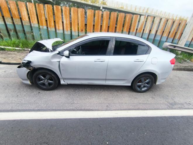 Motorista do Honda não conseguiu parar a tempo e bateu na traseira do Cruze 