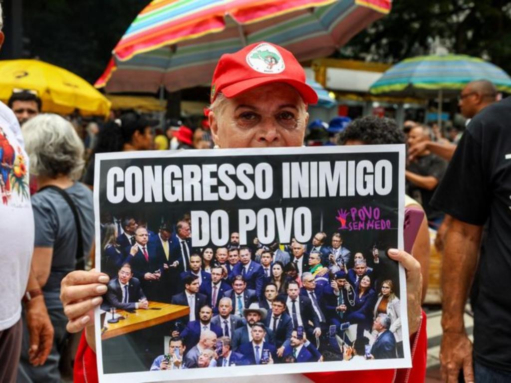 Manifestantes ocupam a Avenida Paulista, na região central da capital paulista, neste domingo (14), para protestar contra o Congresso Nacional por causa da aprovação do Projeto de Lei (PL) da Dosimetria. Foto: Rovena Rosa/Agência Brasil