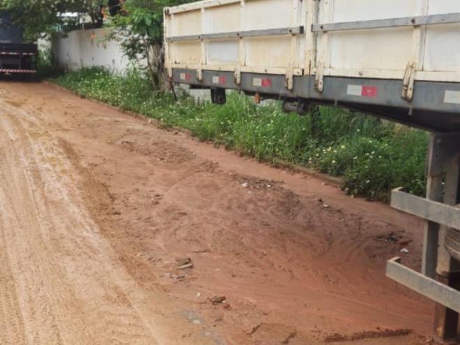 Após o barro secar, moradores tem que conviver com a poeira, que prejudica a saúde de quem já tem problemas respiratórios