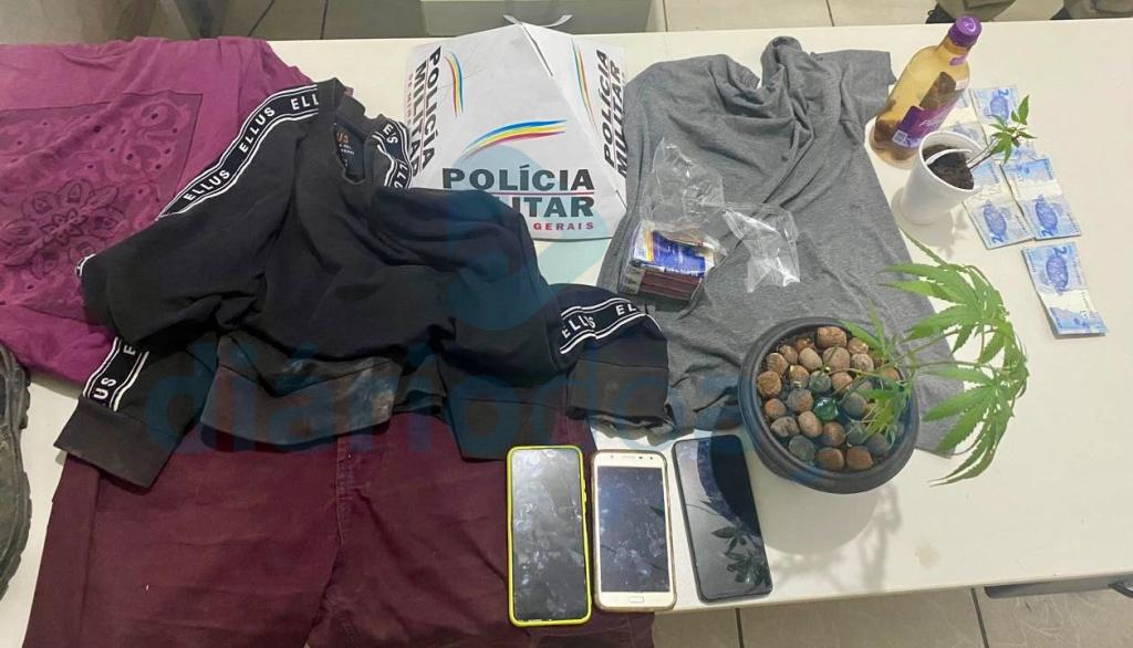 Roupas usadas no roubo, telefones celulares  e alguns dos produtos levados de padaria, além de dois pés de cannabis sativa (maconha) foram recohidos pelos policiais