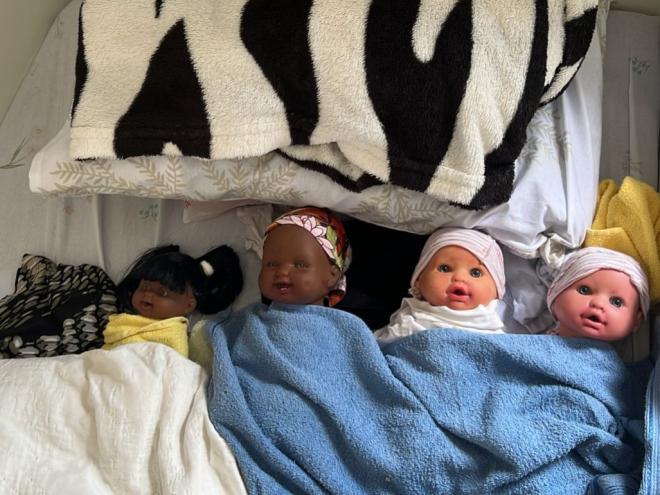 Uma das acolhidas, Graça Felício, de 84 anos, escolhe todos os anos bonecas de presente 