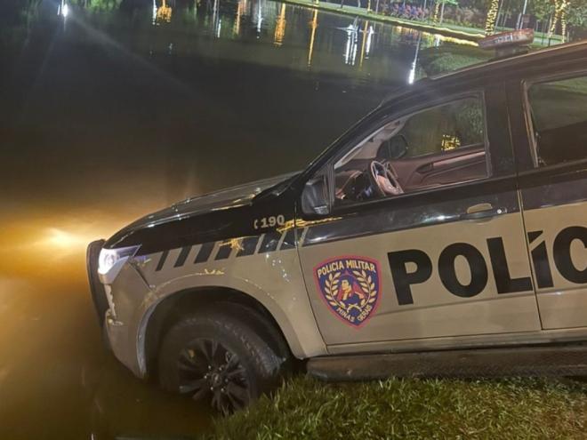 Viatura que participava da perseguição ao motoqueiro foi parar à margem do lago do parque 