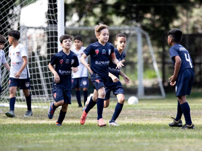 A escola trabalha com garotos que iniciam na prática do futebol e já conseguem bons resultados