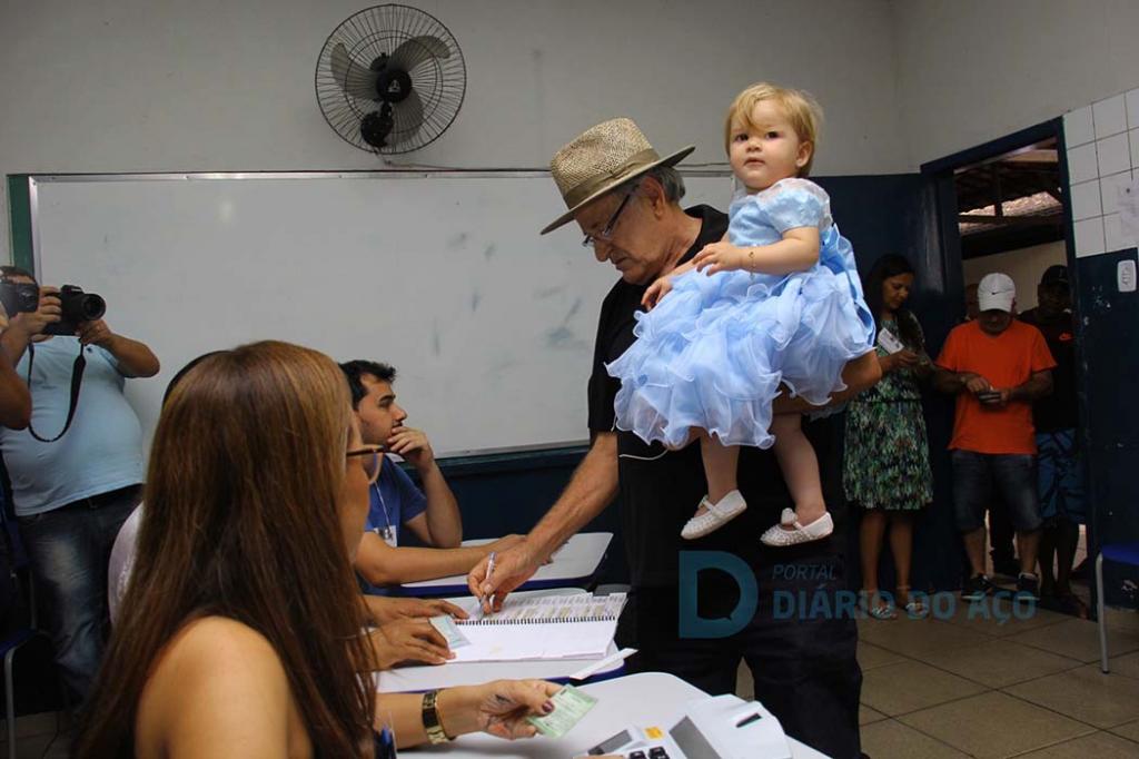 Quintão e sua filha durante votação