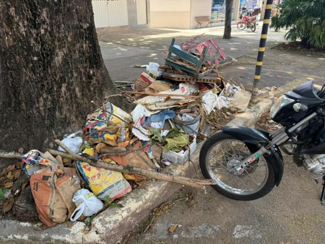 O lixo descartado incorretamente tem incomodado moradores e lojistas da avenida Fernando de Noronha 
