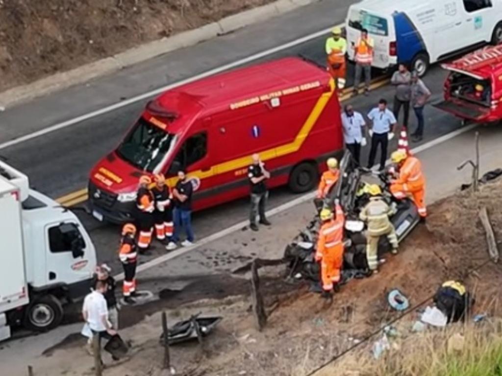 Equipe dos bombeiros atua no local do sinistro 