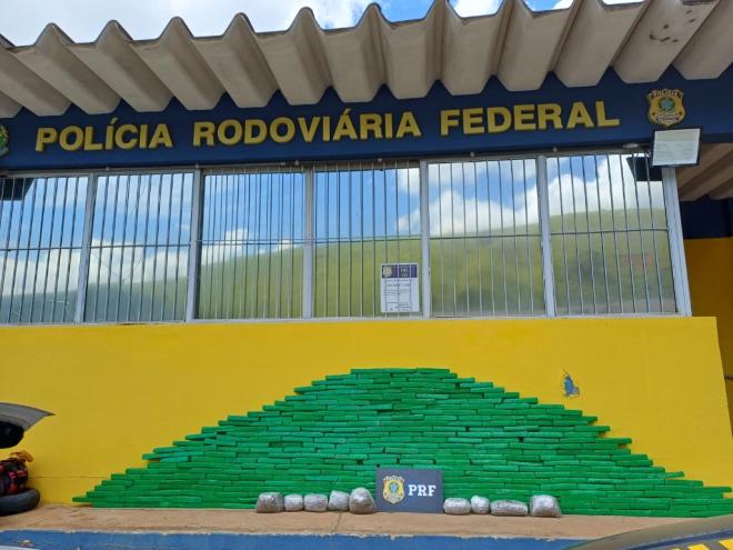 Droga estava num KIA Cerato EX3, furtado em Belo Horizonte, e era conduzido por um homem de 27 anos