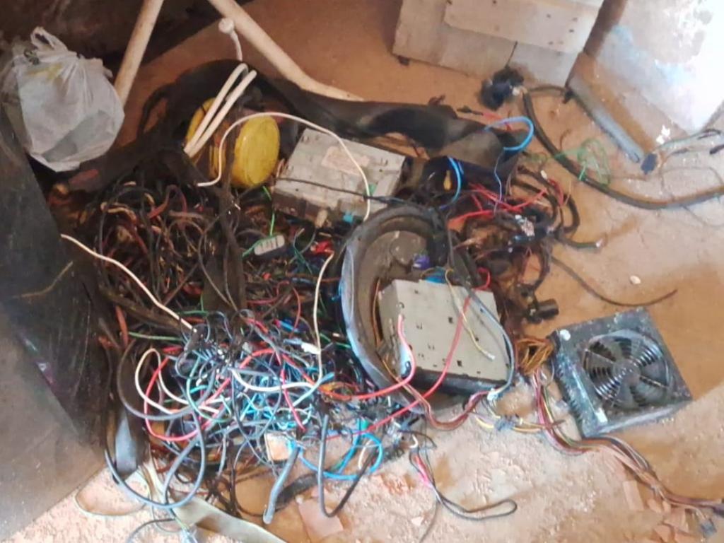 Um emaranhado de peças removidas das motos 