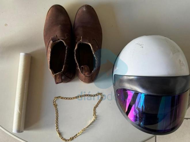 Com o ladrão foram encontrados objetos que coincidem com os utilizados no crime, como capacete branco, cordão dourado e calçado, além de um telefone celular 