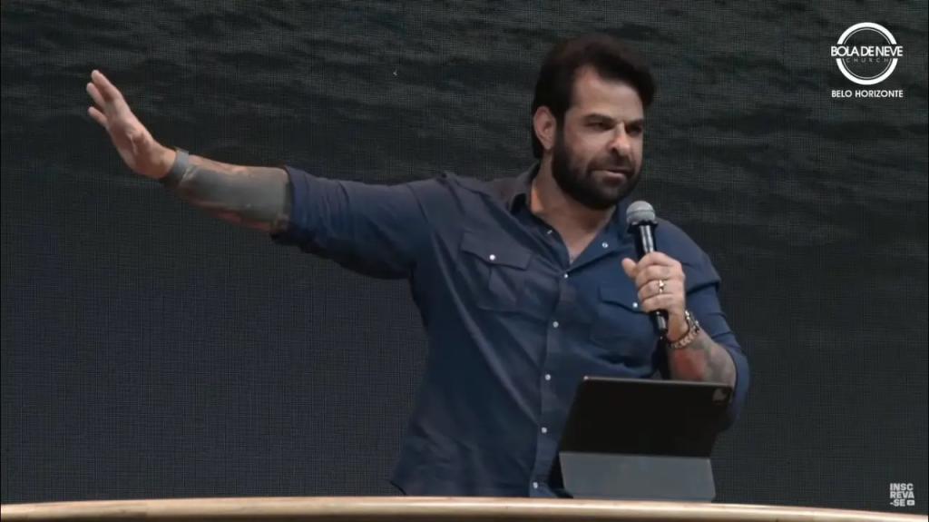 O pastor Fabiano Zettel, em culto na Igreja Bola de Neve dia 16/11: ''Às vezes, você está envolvido numa situação que está te perseguindo, mas os seus olhos estão cegos. Cegos pela vontade de que dê certo, cegos pela ambição, cegos pela esperança de que algo aconteça. Mas Jesus está à nossa disposição para abrir os nossos olhos''