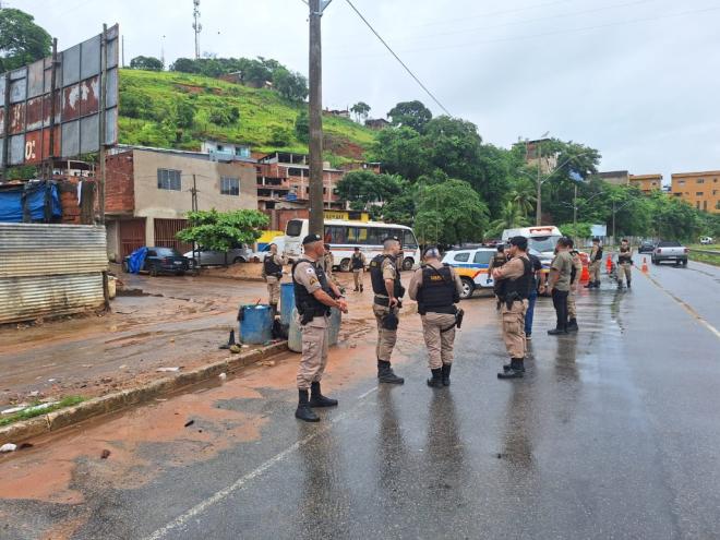 Ocupação do aglomerado começou nas primeiras horas da manhã desta quinta-feira 